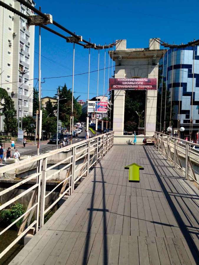 Вид на здание, где находится наш салон кухонной мебели, с подвесного моста. Вид на здание, где находится наш салон кухонной мебели, с подвесного моста.